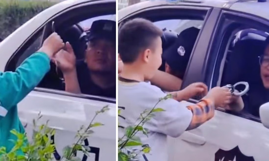 Bé trai Trung Quốc nhờ cảnh sát kiểm tra còng tay