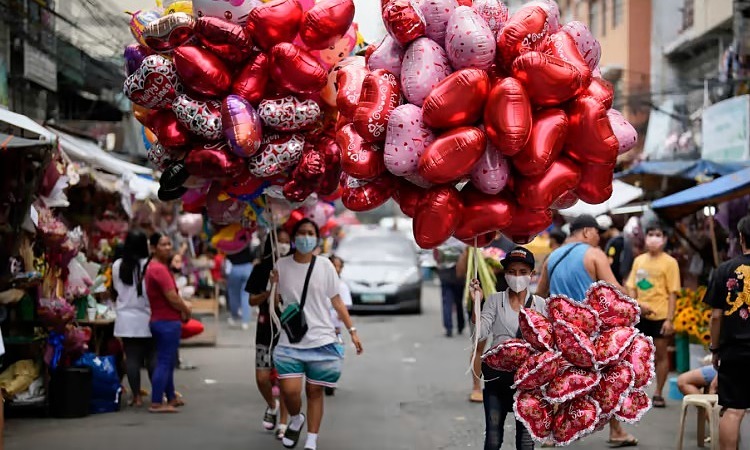 Thị trưởng tăng lương cho nhân viên độc thân ngày Valentine