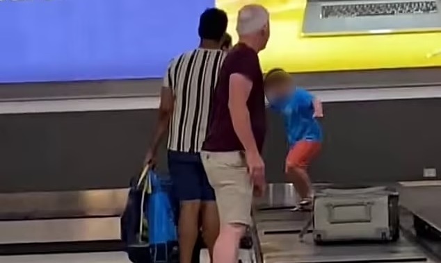 Mẹ bất lực khi con quậy phá trên băng chuyền hành lý sân bay