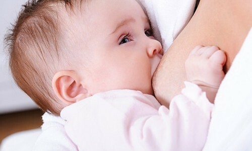 Áp lực kép của phụ nữ nuôi con bằng sữa mẹ