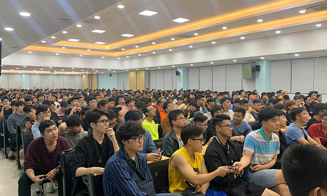 Gần 1.000 sinh viên tiếp sức giải chạy đêm Hà Nội