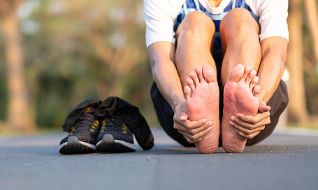 Tại sao gan bàn chân đau khi chạy bộ