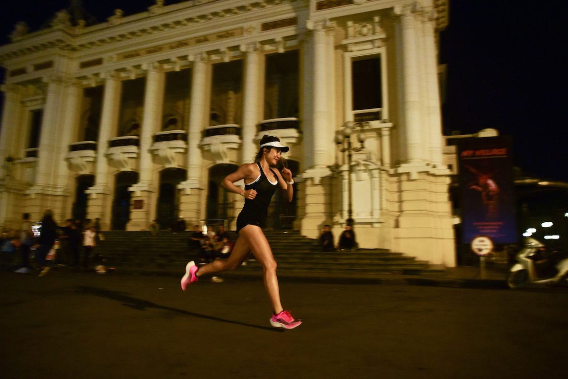 Cảnh chạy đêm Hà Nội trong trailer VnExpress Marathon