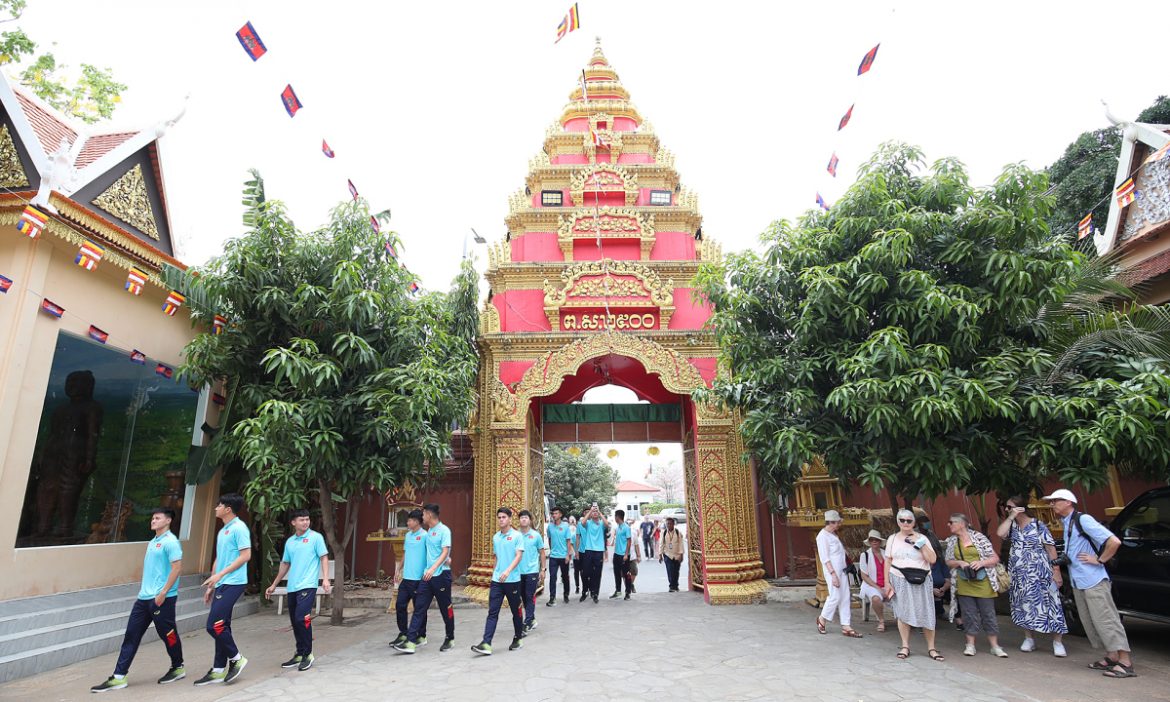 U22 Việt Nam thăm chùa ở Phnom Penh