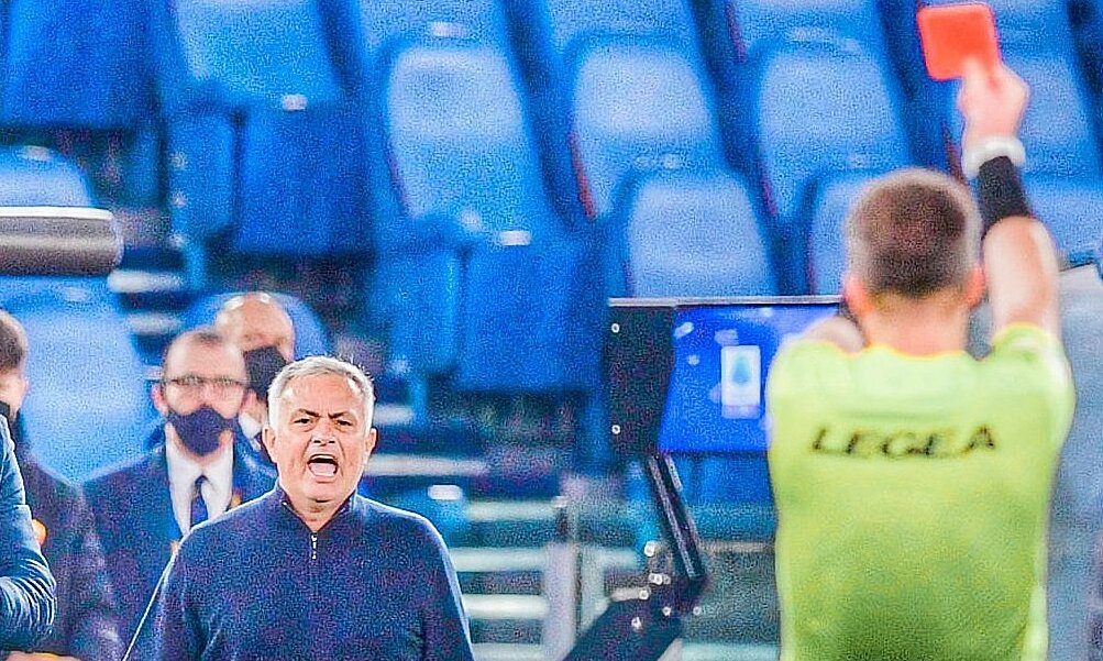 Mourinho cáo buộc Juventus điều khiển trọng tài