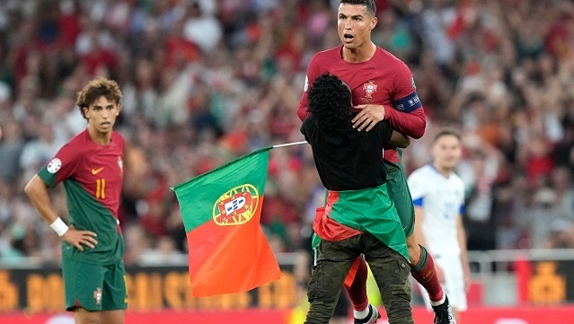 CĐV xông vào sân, quỳ trước Ronaldo